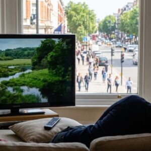 Televízor na štvorke a svet za oknom